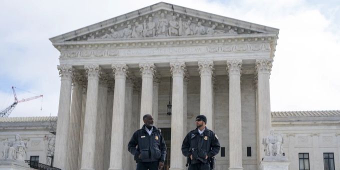 Zwei US-Polizisten stehen vor dem Kapitol. usa