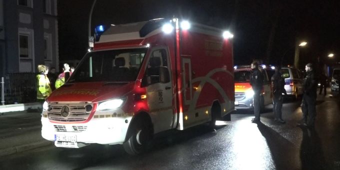 Rettungswagen stehen nahe der Unfallstelle in Recklinghausen. Recklinghausen