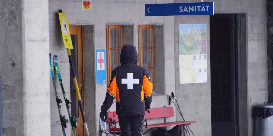 Eine Kontrollinstanz, die bei grobem Fehlverhalten auch das Skiticket entziehen kann, ist für Amman denkbar. Hier ein Mitarbeiter des Pisten-/Rettungsdienst in einem Skigebiet. (Symbolbild)