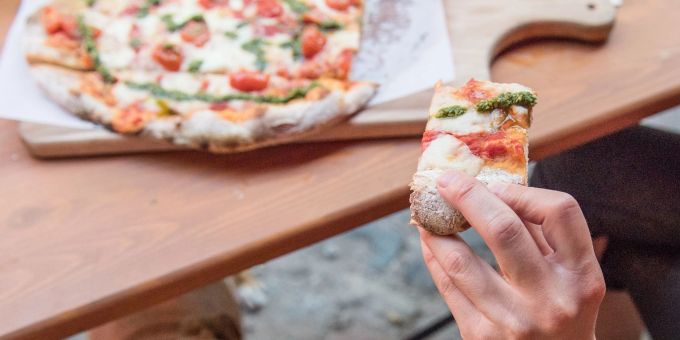 Pizza und Pinsa sind sich sehr ähnlich. Nur der Teig unterscheidet sich. Der Sauerteig einer Pinsa ruht bis zu 72 Stunden. pinsa pizza