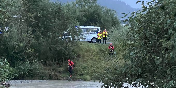 Einsatzkräfte im August 2022 an der Kitzbüheler Ache, wo der sechsjährige Leon tot aufgefunden wurde. leon