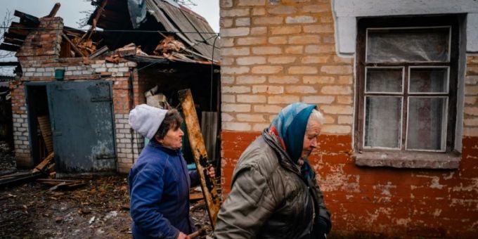 Frauen vor beschädigtem Haus bei Bachmut Frauen vor beschädigtem Haus bei Bachmut