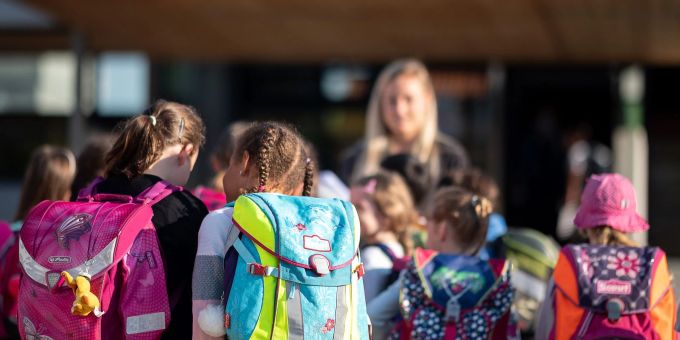 Das Kindergeld und verschiedene andere Leistungen sollen in der Kindergrundsicherung gebündelt werden. Die Grünen pochen auf das Vorhaben - und drohen damit, dem Haushalt 2024 nicht zuzustimmen, wenn es nicht kommt. (Symbolbild) Kindergrundsicherung