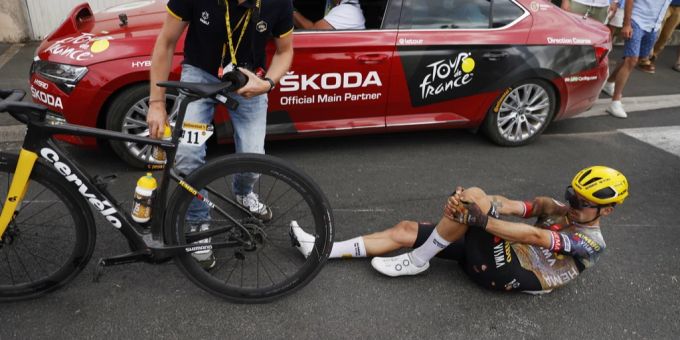 Tapfer! - Tour-Favorit Roglic renkt sich Schulter nach Sturz selbst ein