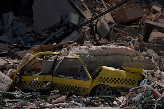 Ein zerstörtes Taxi inmitten der Trümmer des Luxushotels Saratoga. Bei einer Explosion in der kubanischen Hauptstadt Havanna sind mindestens 42 Menschen ums Leben gekommen. Ramon Espinosa/AP/dpa Tragödie