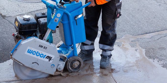 Bei Dauerbelastung ein Krankheitsfaktor: Lärm von Strassenbaumaschinen. Strassenbau Arbeiter Maschine Stein