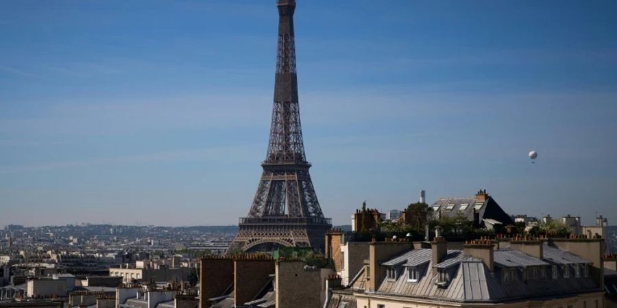 Ein Wetterballon misst die Luftqualität in Paris. Vielerorts in den USA sind Wetterballonstarts halbiert worden..