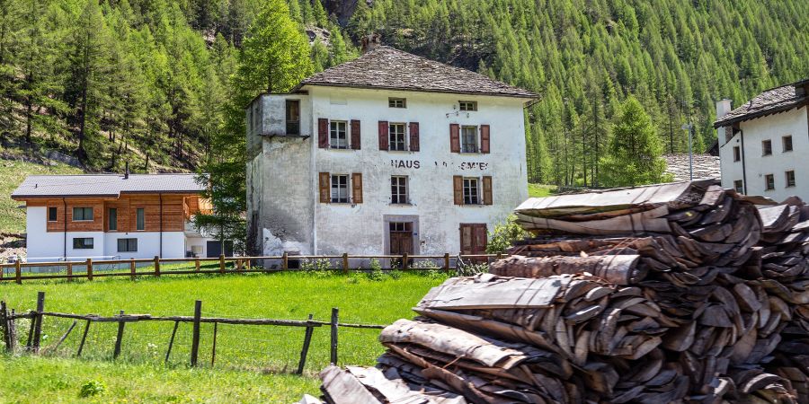 Häuser und Holzzäune in Saas-Grund.