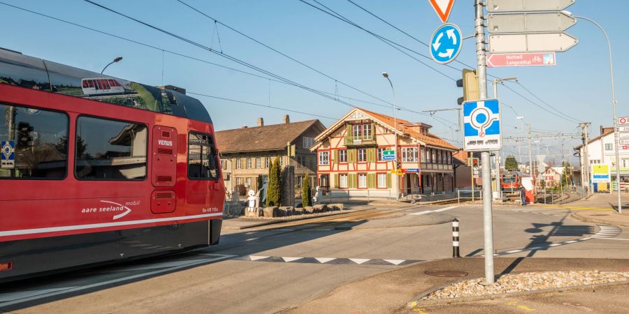 Das Aare Seeland Mobil beim Kreisel Bahnhof Aarwangen.