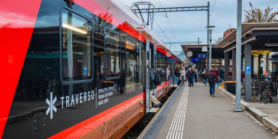Halt der Südostbahn Traverso am Bahnhof Schmerikon.
