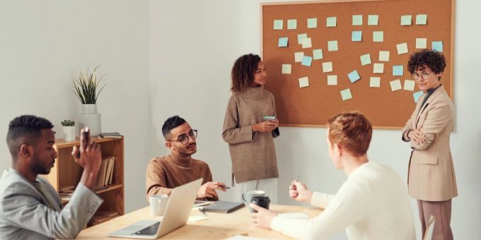 Die Kreativität am Arbeitsplatz zu erhalten, ist nicht immer ganz einfach. Brainstorming im Büro