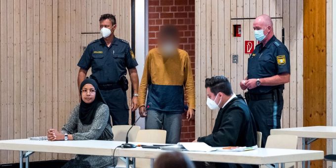 Der Beschuldigte (m.) im Verhandlungssaal in Estenfeld. Der Mann wird in die Psychiatrie eingewiesen. Der Beschuldigte (m.) im Verhandlungssaal in Estenfeld. Der Mann wird in die Psychiatrie eingewiesen.