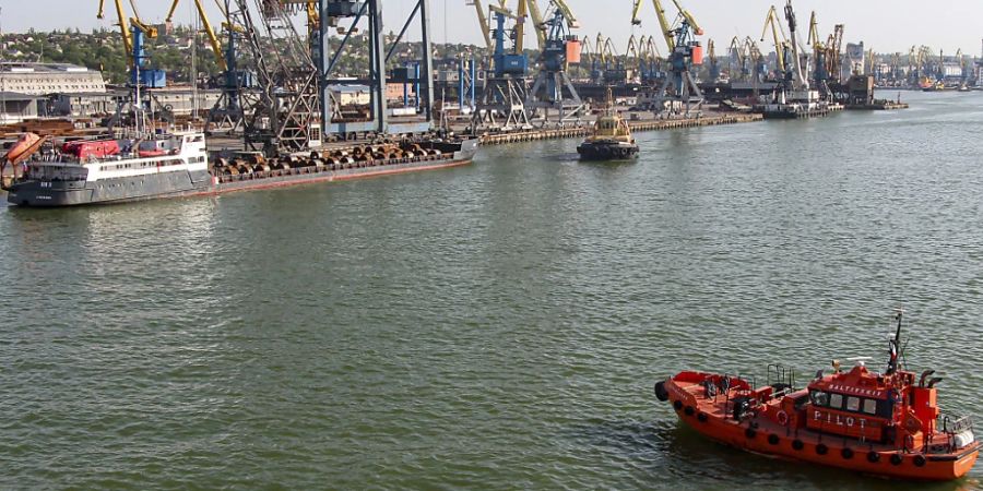 ARCHIV - Ein russisches Schiff, oben links, bereitet sich auf die Abfahrt aus dem Seehafen von Mariupol vor. Foto: Uncredited/AP/dpa