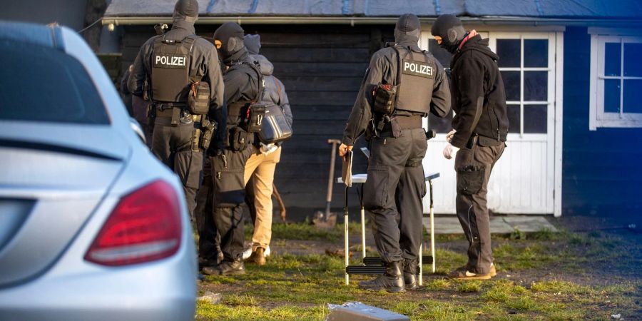 Nach einem Überfall auf einen Juwelier aus Duisburg hatte die Polizei zahlreiche Wohnungen und eine Gartenlaube durchsucht. Nun wurde Anklage gegen drei Männer erhoben.