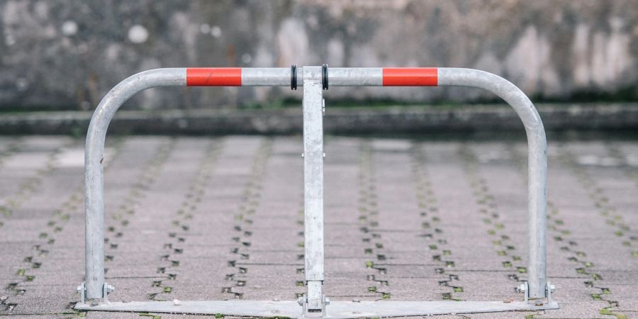 Wer ein Auto hat und eine Wohung kaufen will, sollte den Grundbucheintrag genau prüfen - etwa ob der Kfz-Stellplatz zum Eigentum gehört.