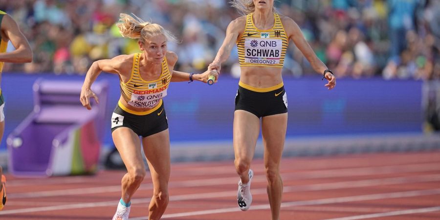 Die deutsche 4x400-Meter-Staffel um Corinna Schwab (r) und Elisa Lechleitner schied im Vorlauf aus.