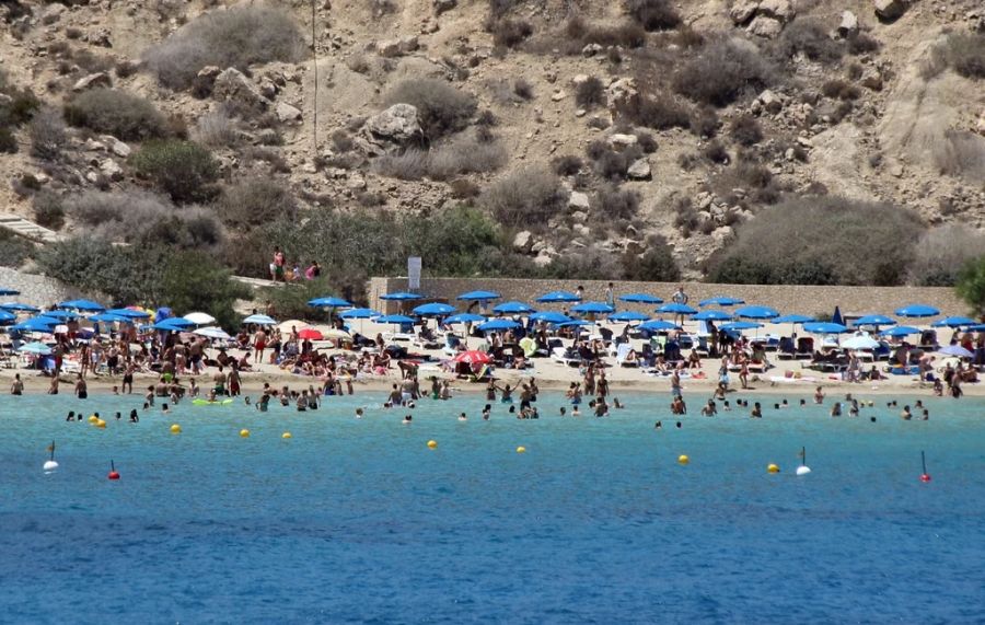Strand auf Zypern: Immer mehr Schweizerinnen und Schweizer verlegen ihre Sommerferien laut einer Statistik des Reiseunternehmens Kuoni allerdings in den Herbst. (EPA/Katia Christodoulou)