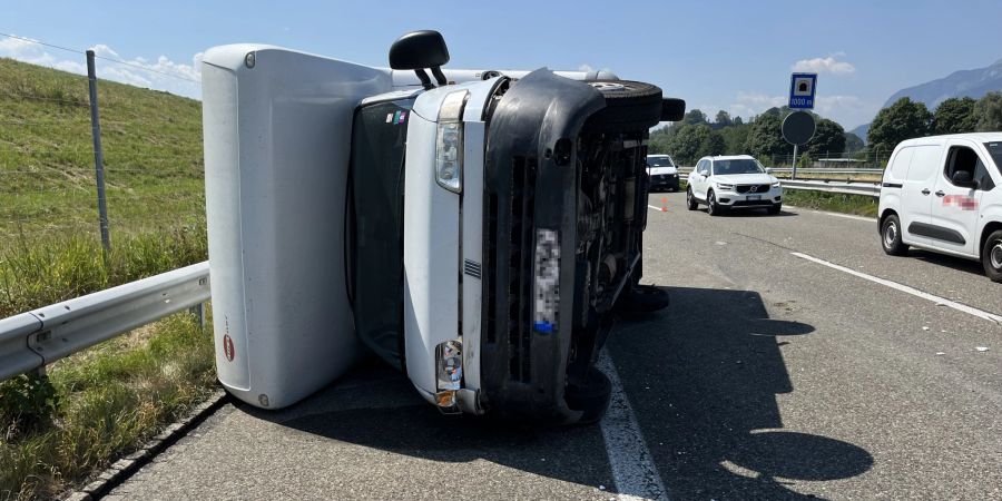 Montlingen: Wohnmobil kippt nach geplatztem Reifen