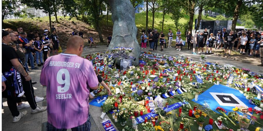 Gedenken an «Uns Uwe»: Vor dem HSV-Heimspiel gegen Hansa Rostock steht alles im Zeichen von Uwe Seeler.
