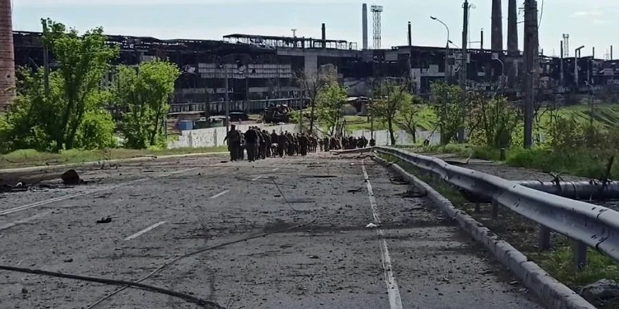 Soldaten kommen aus dem Stahlwerk heraus