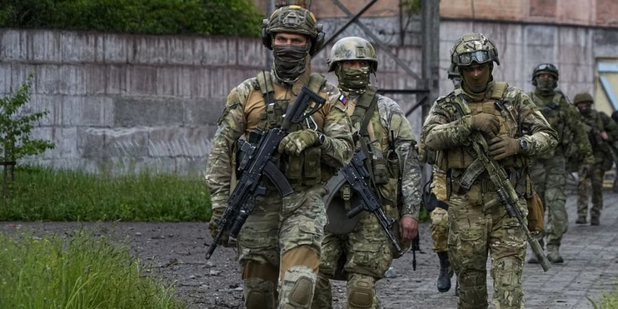 Ein russisches Ehepaar flieht vergangenen April vor dem Ukraine-Krieg. Im Bild: Im Ukraine-Krieg kämpfende russische Soldaten auf dem Weg ins Stahlwerk in Mariupol. (Archiv)