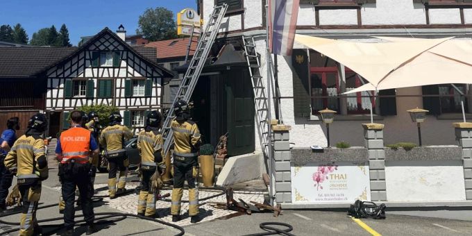 Vordach in Brand geraten.
