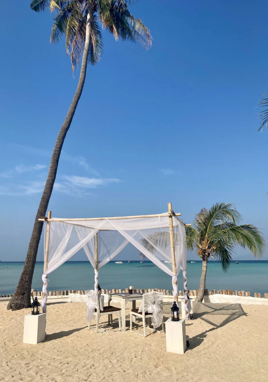 Strand Tisch Stühle Schatten Meer Palme