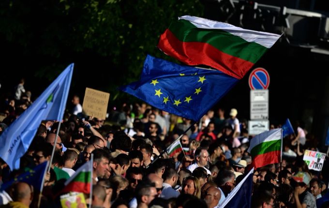 Unterstützer von Kiril Petkowkommen nach dem Misstrauensvotum zusammen. bulgarien