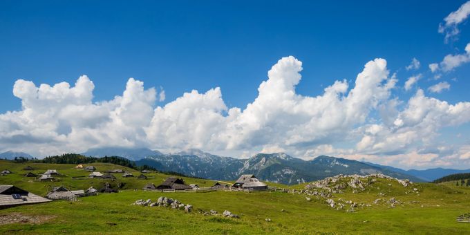 Die Velika planina befindet sich auf 1600 Meter Seehöhe und bietet spektakuläre Ausblicke auf die umliegenden Alpengipfel. Wolken Himmel Alm Hütten