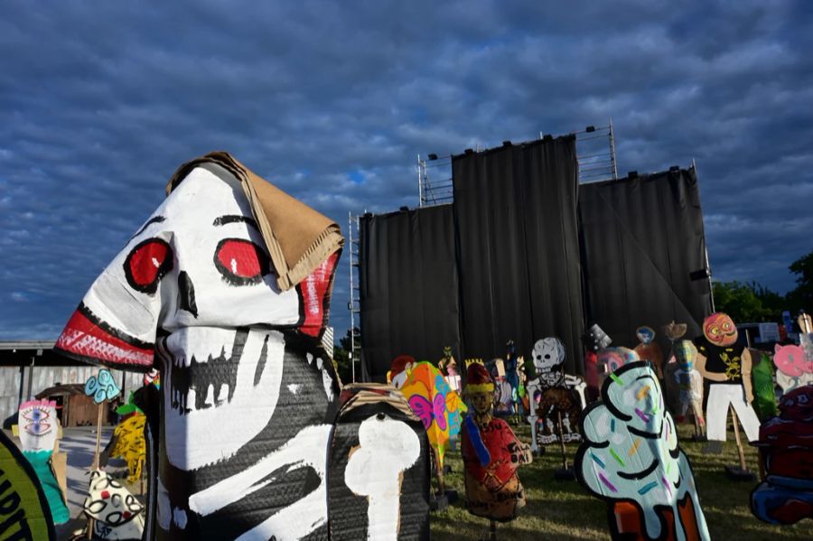 Nachdem die Banner-Installation «People's Justice» an der documenta 15 in Kassel für Empörung sorgte, wurde es mit schwarzem Stoff verhüllt.