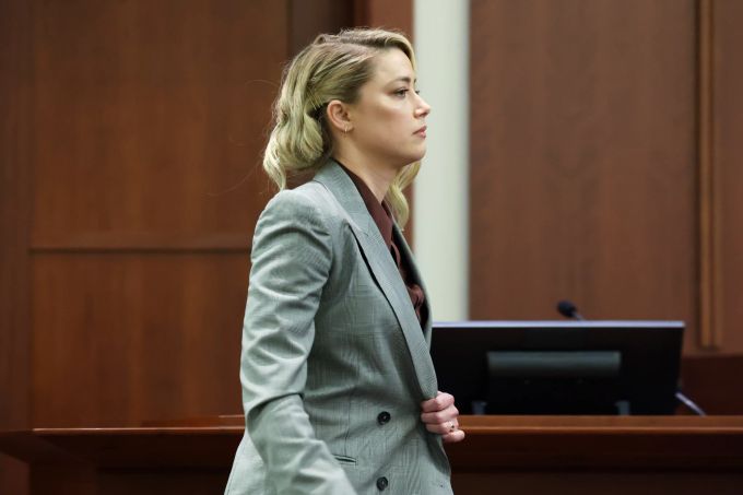 Die US-Schauspielerin Amber Heard geht zu ihrem Platz zurück, nachdem sie während des 50-Millionen-US-Dollar-Verleumdungsprozesses Depp gegen Heard vor dem Fairfax County Circuit Court in Fairfax, Virginia, USA, am 26. Mai 2022 ausgesagt hat. Die 50 Millionen US-Dollar schwere Verleumdungsklage von Johnny Depp gegen Amber Heard begann am 10. April. Depp v Heard defamation lawsuit at the Fairfax County Circuit Court