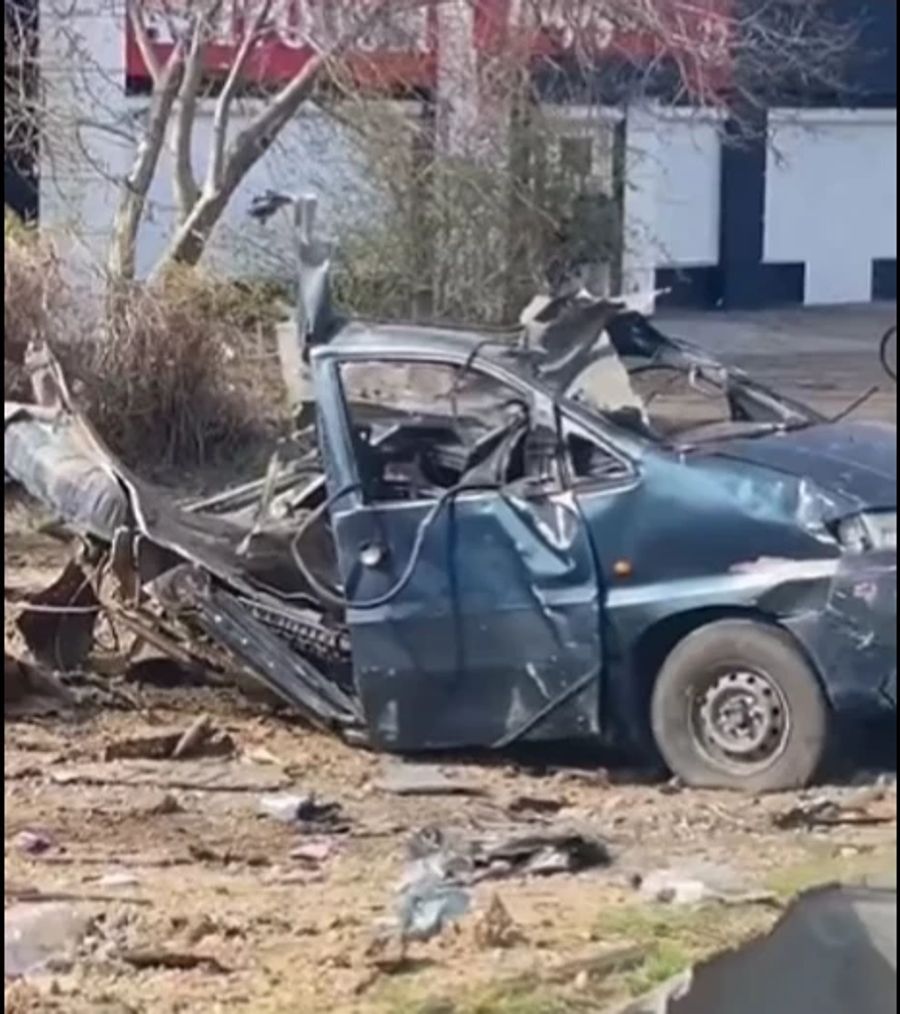 Bomben schlugen in zivile Gebiete ein und beschädigten Fahrzeuge. Über Verletzte oder Tote gab es zunächst noch keine Informationen.