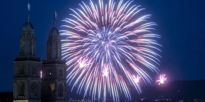 Ein Feuerwerk ist hinter dem Grossmünster am Züri Fäscht 2019 zu sehen. züri fäscht