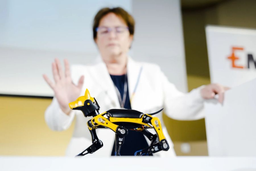 Magdalena Martullo-Blocher, CEO der Ems-Chemie spricht mit dem Roboterhund «Emsi» an der Bilanzmedienkonferenz der Ems-Gruppe, am 11. Februar 2022 in Zürich.