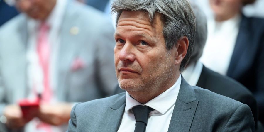 Robert Habeck (Bündnis 90/Die Grünen), Bundesminister für Wirtschaft und Klimaschutz, sitzt bei Konferenz  des SPD-Wirtschaftsforums.