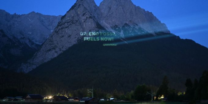 In den frühen Morgenstunden projiziert die Umweltschutzorganisation Greenpeace «G7: End Fossil Fuels Now» an die Waxensteine nahe Garmisch-Partenkirchen. Angelika Warmuth/dpa G7-Protest