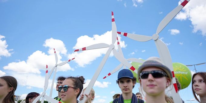 Teilnehmer von Greenpeace Jugend gehen mit in einer Demonstration der G7-Kritiker für einen besseren Klima- und Artenschutz und gegen Hunger und Armut. Zur Demonstration in München haben 15 globalisierungskritische Verbände aufgerufen. Deutschland ist Gastgeber des G7-Gipfels (26. bis 28. Juni) wirtschaftsstarker Demokratien. Foto: Michael Kappeler/dpa Teilnehmer von Greenpeace Jugend gehen mit in einer Demonstration der G7-Kritiker für einen besseren Klima- und Artenschutz und gegen Hunger und Armut. Zur Demonstration in München haben 15 globalisierungskritische Verbände aufgerufen. Deutschland ist Gastgeber des G7-Gipfels (26. bis 28. Juni) wirtschaftsstarker Demokratien. Foto: Michael Kappeler/dpa