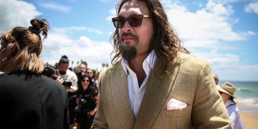 «Aquaman»-Star Momoa am Strand von Carcavelos