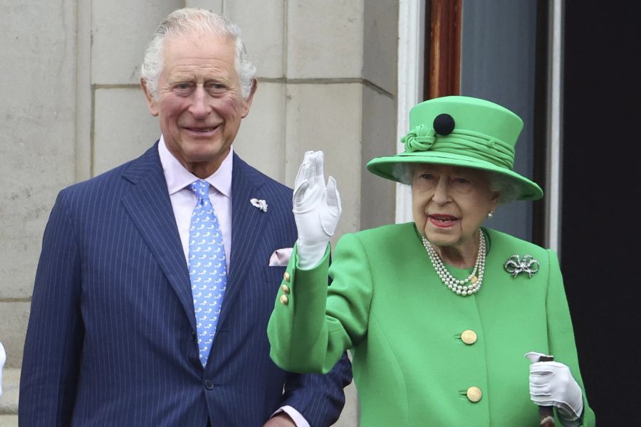 King Charles mit seiner Mutter Queen Elizabeth.