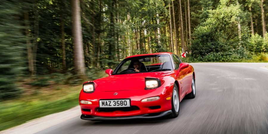 Waren die ersten RX-7 noch gut, aber nicht ausufernd motorisiert, gab es im RX-7 FD3S schon 176 kW aufwärts - und damit ordentlich Wumms.