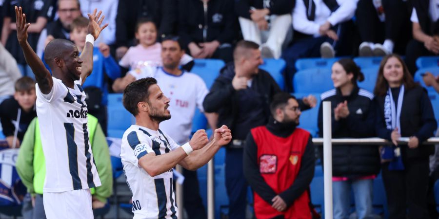 Assan Ceesay und Antonio Marchesano jubeln vor den Fans des FCZ.