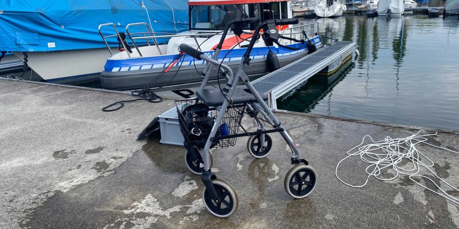 Seepolizisten helfen Rentnerin