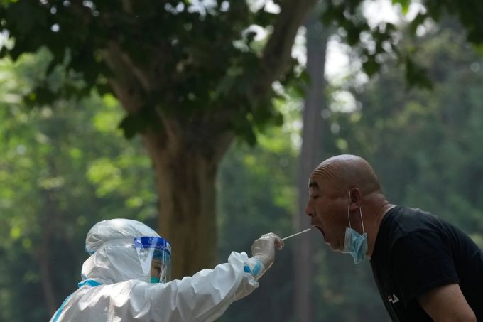 Ein Mann wird in Peking für einen Corona-Massentest abgetupft. Das Virus grassiert weiter in Teilen Chinas. Abstrich