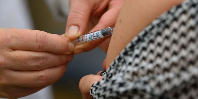 Laut einem Bundestagsbeschluss sind Apotheken in Zukunft zur Grippeschutzimpfung berechtigt, wenn das Personal dafür entsprechend geschult wurde Laut einem Bundestagsbeschluss sind Apotheken in Zukunft zur Grippeschutzimpfung berechtigt, wenn das Personal dafür entsprechend geschult wurde