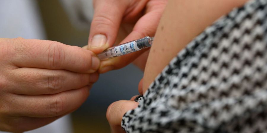 Laut einem Bundestagsbeschluss sind Apotheken in Zukunft zur Grippeschutzimpfung berechtigt, wenn das Personal dafür entsprechend geschult wurde