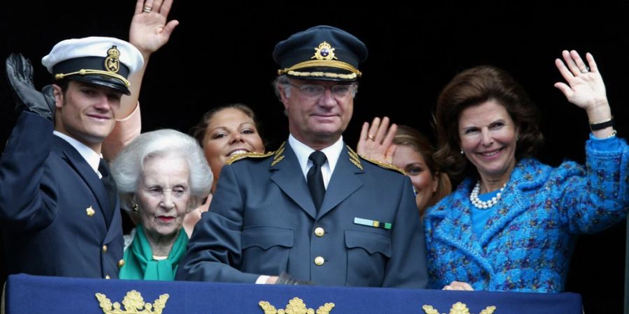 König Carl XVI. Gustaf hat die Queen für ihren Einsatz als Staatsoberhaupt gewürdigt. «Die Königin diente ihren Ländern und dem Commonwealth mit einer einzigartigen Hingabe und mit Pflichtgefühl. Sie war ständig präsent, nicht nur in der britischen Gesellschaft, sondern auch international.»