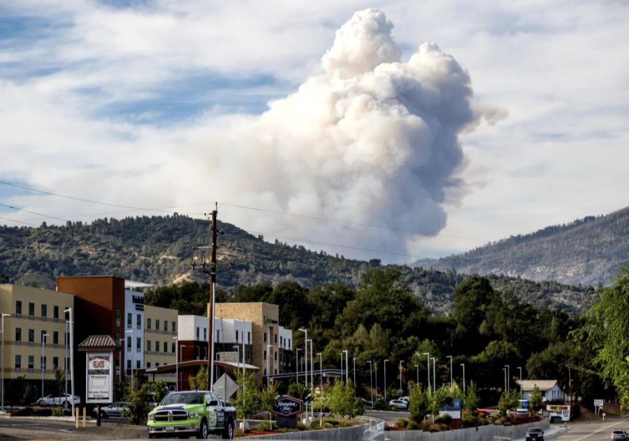 In Wawona, einer Kleinstadt in der Nähe des Parks, ist die Rauchsäule des Feuers zu sehen.