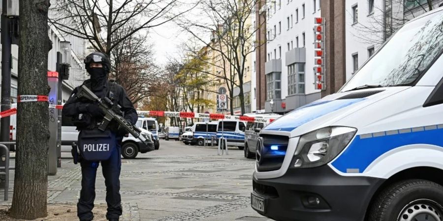 Polizist bei Durchsuchung im Clanmilieu in Berlin