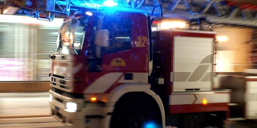 Drei Feuerwehren stand am Dienstagabend in Utzenstorf nach dem Brand eines Stalls im Einsatz (Symbolbild)