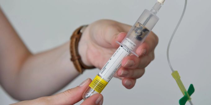 Bluttests, die Kenntnis über gewisse Erbgutfehler beim Baby versprechen, werden ab dem 1. Juli in bestimmten Fällen von den Kassen bezahlt. Bluttests, die Kenntnis über gewisse Erbgutfehler beim Baby versprechen, werden ab dem 1. Juli in bestimmten Fällen von den Kassen bezahlt.